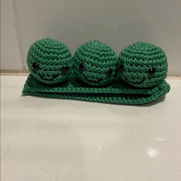 Handcrafted Peas in a Pod Figure Decor Amigurui Crochet - Picture 7 of 9